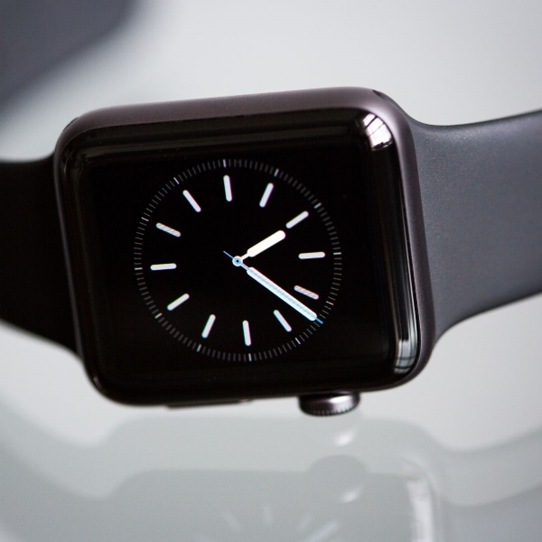 Khởi động đồng hồ Apple Watch rồi đưa lại gần điện thoại iPhone