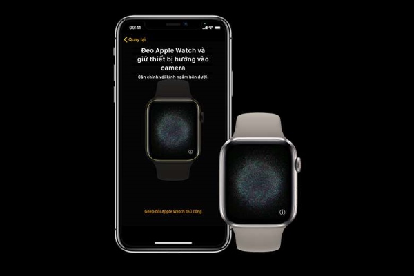 Bạn đặt màn hình Apple Watch vào khung ngắm khớp với camera trên iPhone