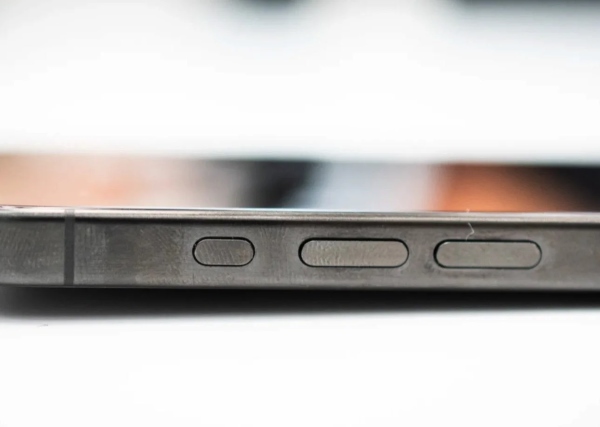 Khung viền iPhone 15 Pro Max có thể bị đổi màu do ảnh hưởng của dấu vân tay