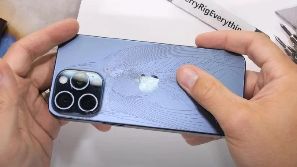iPhone 15 Pro Max có khả năng dễ bị gãy vỡ hơn 